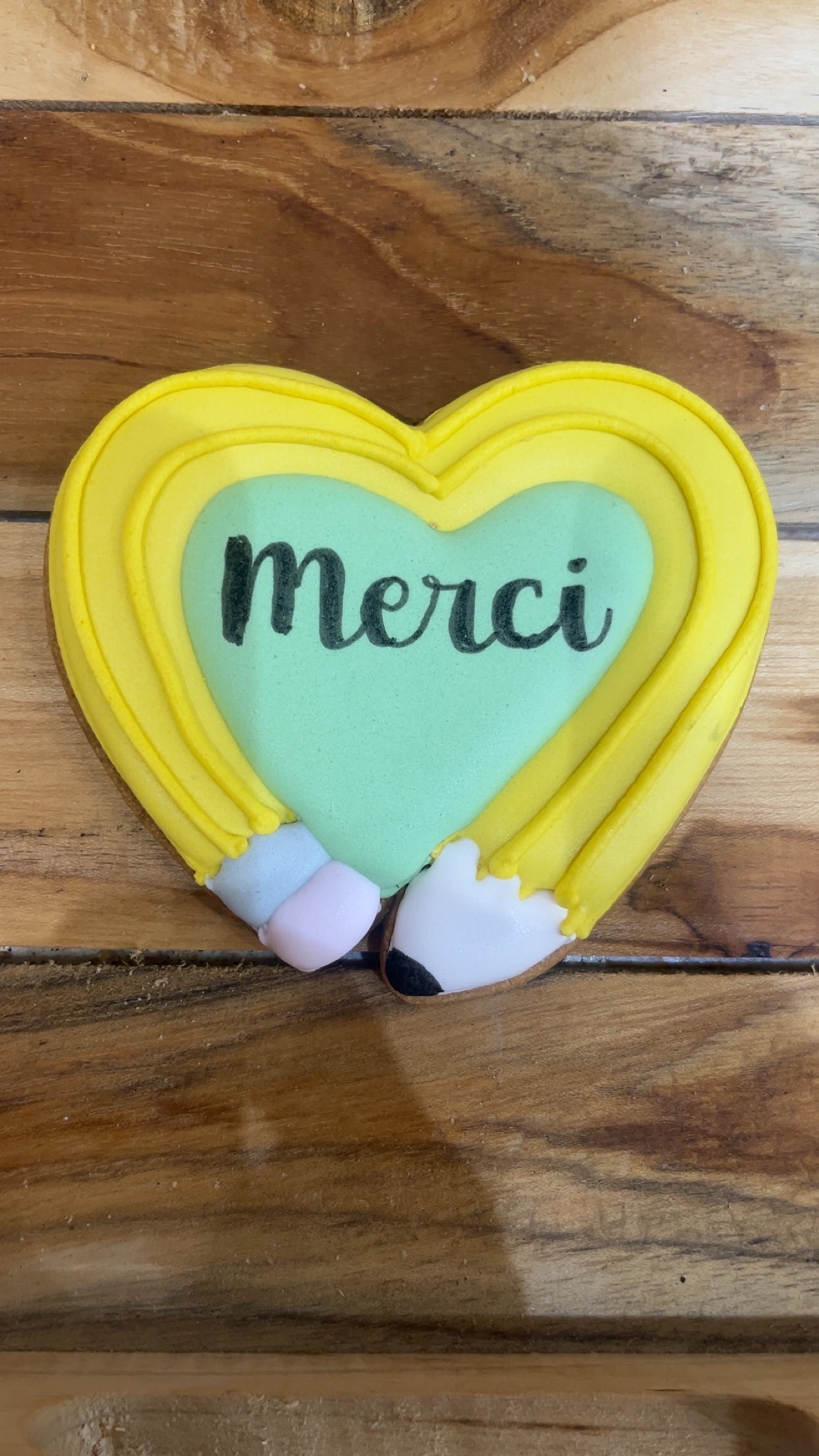 Biscuit décoré « Merci » – Cœur & crayons